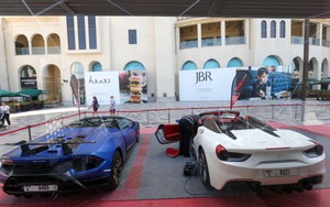 Xe sang mắc kẹt giữa biển vì 'điểm nghẽn' Hormuz