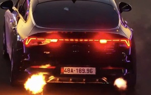 Vụ xe con phun lửa khi đang chạy trên đường gây xôn xao dư luận: Tài xế vi phạm 5 hành vi