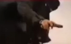 “Nữ quái” bịt kín mặt, ngang nhiên rút súng cướp vàng trong tích tắc