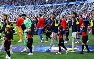 Trận Atletico Madrid hoà kịch tính Arsenal trắng xoá vì giấy vệ sinh