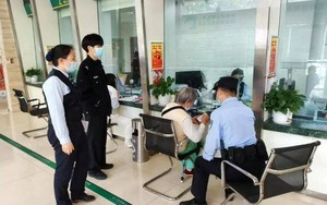 Tài khoản có 300 giao dịch tới 5 tỷ đồng nhưng không có nội dung chuyển: Công an điều tra người phụ nữ sinh năm 1954