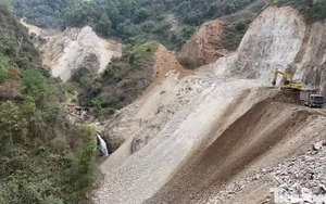 Hai công nhân bị vùi lấp tại dự án đường nối với cao tốc Nội Bài - Lào Cai