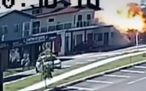 Máy bay đâm vào nhà hàng bốc cháy dữ dội như quả cầu lửa, người trên đường tháo chạy