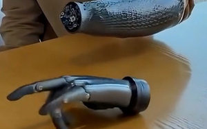 Trung Quốc lại một lần nữa khiến cả thế giới bất ngờ với cánh tay giả có thể "đọc" suy nghĩ và di chuyển linh hoạt ngay cả khi không kết nối với cơ thể người!