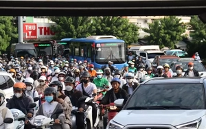 TPHCM miễn phí xe buýt: 'Cú hích' để người dân rời xe cá nhân?