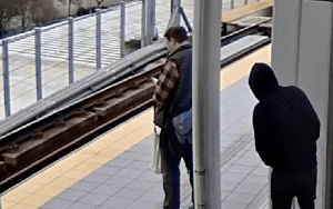 Đang bấm điện thoại, người đàn ông bất ngờ bị kẻ lạ đẩy xuống đường ray khi đoàn tàu lao tới