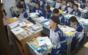 Tấm bảng đen bất ngờ đổ ụp xuống lưng cô giáo, phản ứng vô thức của 2 nam sinh CÁ BIỆT khiến cô giáo 4 năm sau vẫn khóc!