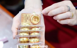 Vì sao giá vàng thế giới giảm, trong nước tăng?