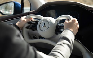 Mercedes-Benz EQS 2026 trang bị vô lăng như xe đua F1, tự điều chỉnh số vòng đánh lái, dễ 'hot' khi về Việt Nam