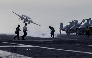 Mỹ giải cứu phi công: Iran bắn hạ trực thăng Black Hawk và máy bay C-130