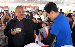 Chủ tịch Hoa Sen Lê Phước Vũ dốc hết tiền trong ví