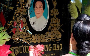 Nữ NSƯT từ Mỹ về thắp hương tại mộ Tổ nghề, thốt lên 1 câu