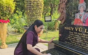 Nữ NSƯT từ Hà Nội về, sáng sớm vội ra mộ Vũ Linh gấp, nói 1 điều