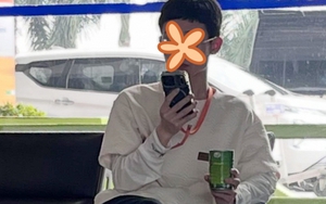 Anh trai nước ngoài cầm lon giải khát ở sân bay Nội Bài, zoom cận thì hết hồn: "Là ai đã bán cho anh thứ này?"