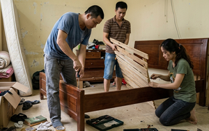 Đi làm về, tôi điếng người khi thấy các em chồng đang tháo tung giường của mẹ: Chưa từng thấy cảnh nào đau lòng hơn