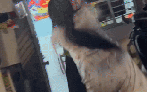 CLIP: Hai nữ gác chắn ở Đà Nẵng bị hành hung khi làm nhiệm vụ