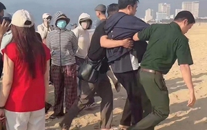 Cha ôm chặt ba lô con bật khóc, thầy cô - bạn bè cầu mong phép màu cho nam sinh trường chuyên mất tích vì sóng cuốn: “Về thôi em!”