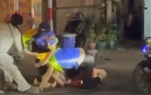 Bị nhắc nhở khi cố vượt rào chắn, người phụ nữ hành hung 2 nhân viên đường sắt