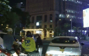 Clip người mặc áo xe ôm công nghệ bất ngờ tấn công nam thanh niên ở phường Sài Gòn