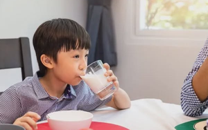 Trẻ uống sữa chủ yếu là chất béo nguy hiểm thế nào? Làm sao để chọn sữa chuẩn cho con?