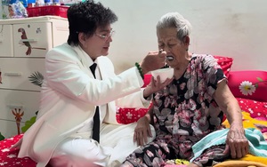 Nam danh ca 67 tuổi tự tay đút cháo cho mẹ ruột 92 tuổi