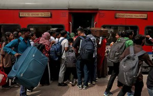 Cảnh tượng như thời Covid-19 bao trùm lên Ấn Độ, hàng trăm nghìn người đổ về các nhà ga, rời thành phố