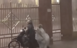 Đoạn video chiếc áo mưa rơi giữa giông bão khiến cư dân mạng Việt Nam xuýt xoa: Cả tuổi thơ chỉ mong có cảm giác này!