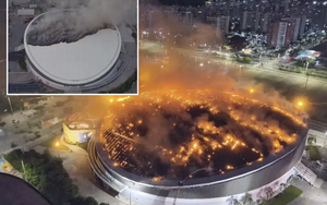 SVĐ Olympic bốc cháy dữ dội, khói đen bao trùm cả thành phố