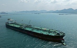 Tàu dầu chở 700.000 thùng ung dung vượt eo biển Hormuz, chính thức cập bến láng giềng Việt Nam