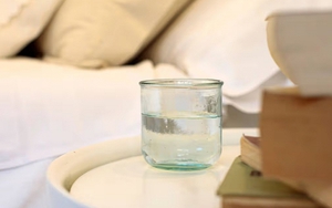 Không phải mê tín, đây là lý do tại sao nên đặt 1 cốc nước ở nhiệt độ phòng cạnh giường ngủ