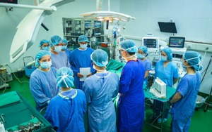 Tiễn biệt cô gái người Anh hiến tạng: 'Bạn đến như lữ khách, rời đi như người hùng'