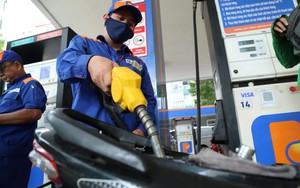 Thống nhất trình Quốc hội giảm mạnh thuế xăng dầu