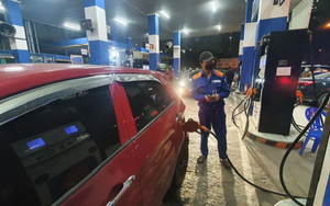 Vì sao Bộ Công Thương hay điều chỉnh giá xăng dầu lúc nửa đêm?