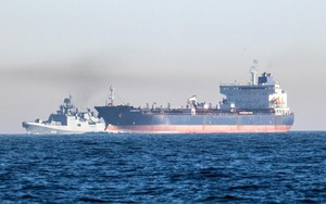 Khu trục Nga hộ tống 2 tàu chở dầu thuộc 'Hạm đội bóng tối' đi qua vùng biển Anh