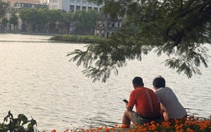 Không khí phố đi bộ Hồ Gươm sáng 1/5: Vắng tiếng hàng rong, vắng cả thanh niên!