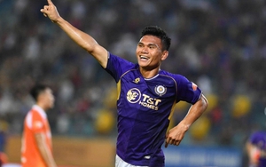 Vợ Xuân Mạnh bế hai con ăn mừng cuồng nhiệt khi chồng ghi bàn cho Hà Nội FC: Hậu phương mạnh cỡ này!
