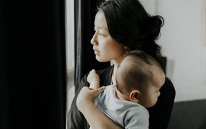 Ôm con đứng ngoài ban công lúc nửa đêm, mẹ trẻ 23 tuổi khiến cả nhà hoảng loạn vì điều không ai ngờ
