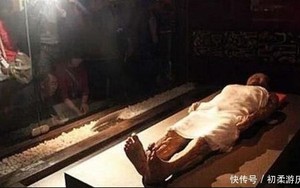 Phát hiện thi thể nữ bí ẩn trong lăng mộ Càn Long, kẻ trộm mộ vừa thấy mặt đã hét lớn: Không thể tin!