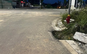 Hàng loạt hố sâu “há miệng” giữa khu tái định cư dự án cầu vượt cửa biển