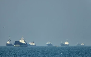 Iran triển khai các tàu ngầm mini để kiểm soát eo biển Hormuz