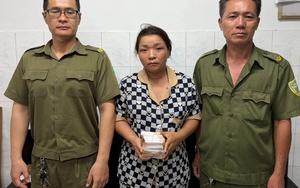 Đang phát tờ rơi cho vay, bị Công an phường Chợ Lớn mời về làm việc