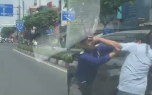 Hai người bất ngờ dừng ô tô, đánh nhau trên đường Phạm Văn Đồng, TPHCM