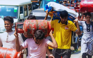 Lương 3 triệu đồng/tháng nhưng giá gas tăng 4 lần, hàng trăm nghìn công nhân lũ lượt bỏ phố về quê: Tham vọng đối trọng Trung Quốc của nền kinh tế hàng đầu châu Á lung lay
