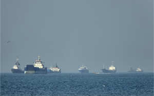 Siêu tàu chở dầu của Trung Quốc di chuyển qua eo biển Hormuz
