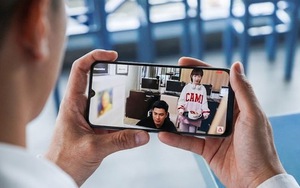 Tôi phát điên với chồng, cả ngày cầm điện thoại làm cái chuyện mà tôi không nghĩ một người đàn ông 54 tuổi sẽ làm