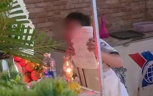 Bức hình khoe bố điểm 10 xót xa nhất lúc này: Vẫn món quà đó nhưng cái xoa đầu động viên không còn nữa rồi!