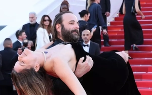 Khoảnh khắc 'điên' nhất thảm đỏ Cannes