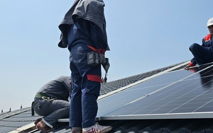 Giá tấm pin năng lượng, pin lưu trữ đồng loạt tăng giữa "cơn sốt" lắp điện mặt trời mái nhà