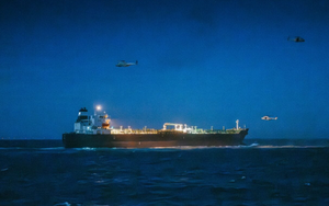Phát hiện tàu chở dầu Suezmax chở đầy hàng âm thầm đi qua eo biển Hormuz, hướng thẳng đến một quốc gia châu Á