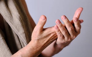 Muốn biết gan khỏe hay không, nhìn móng tay là biết: Thấy 4 dấu hiệu này phải đi khám ngay!